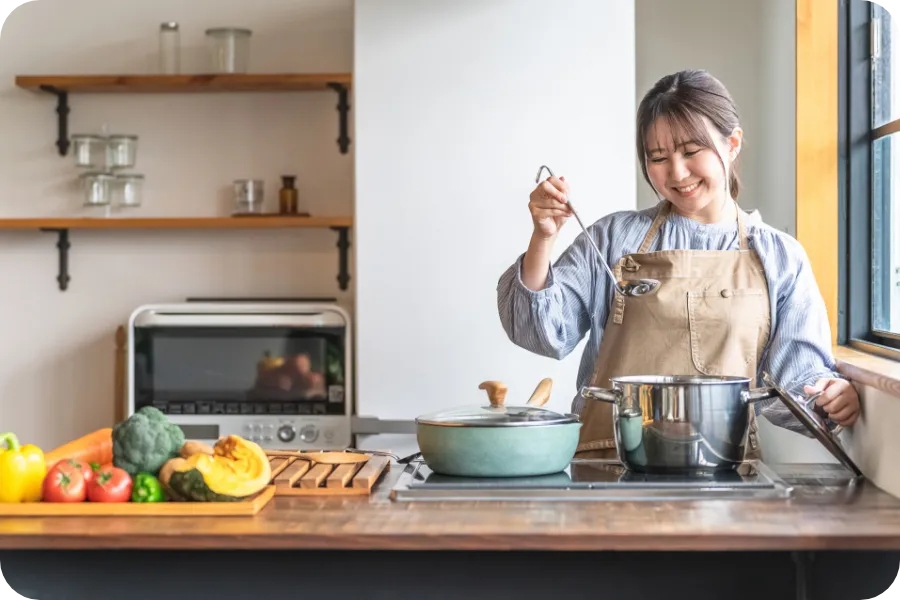 忙しい人が料理をしているイメージ